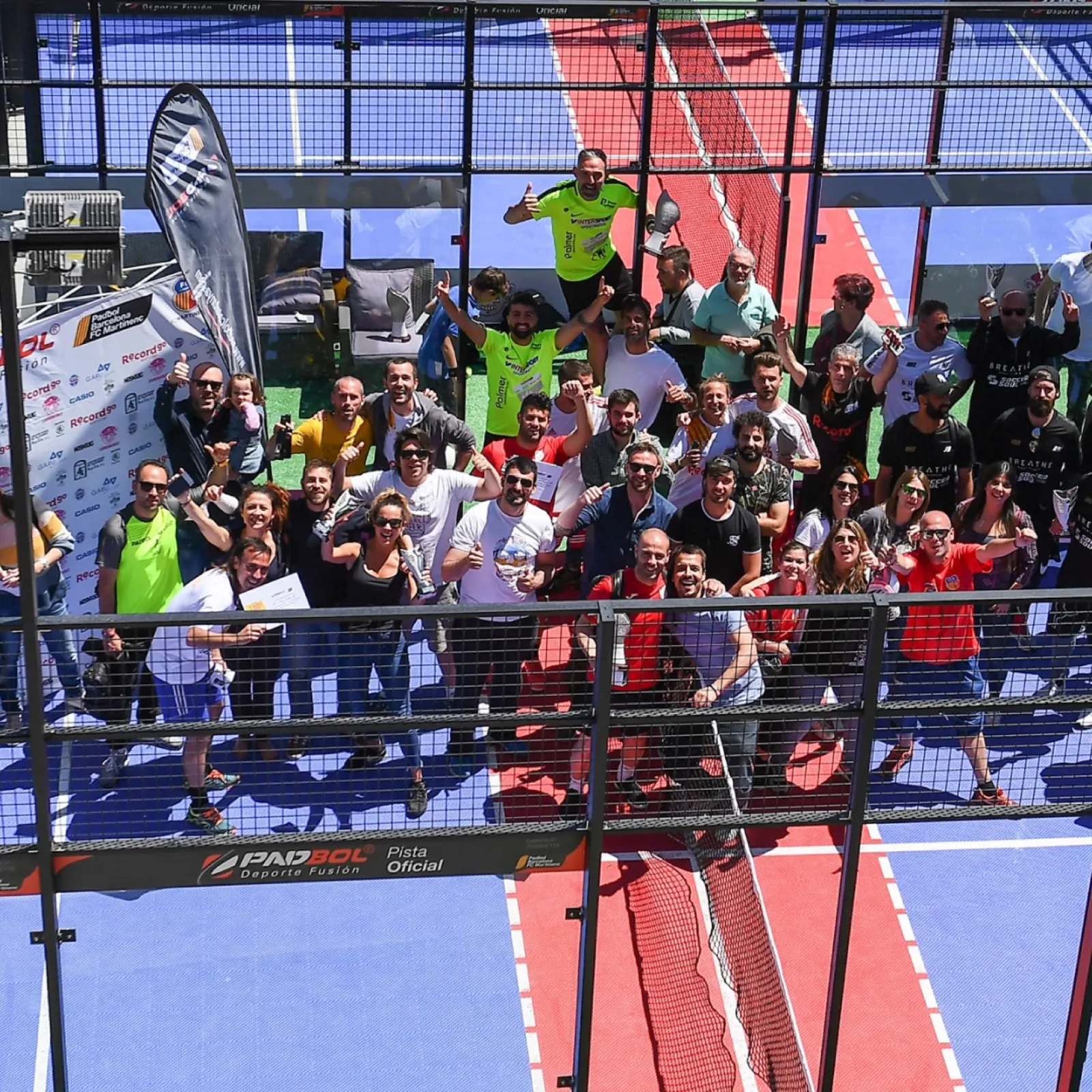 Jugadores y familias celebrando juntos