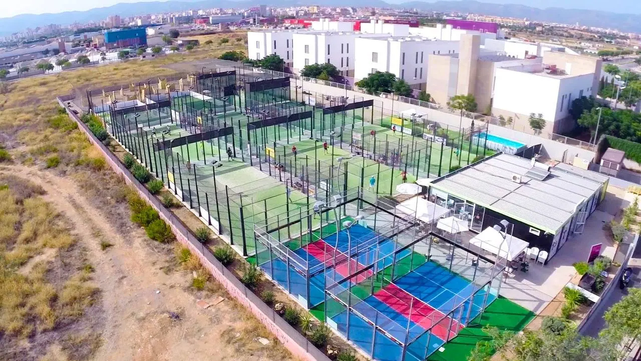 Complejo deportivo con canchas Padbol visto desde el aire