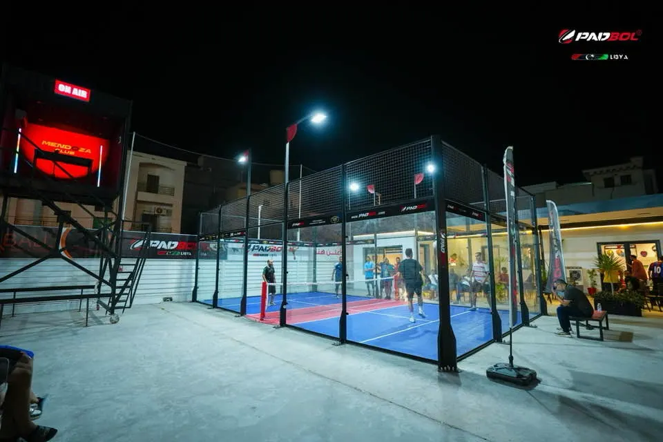Cancha Padbol iluminada de noche en Libia