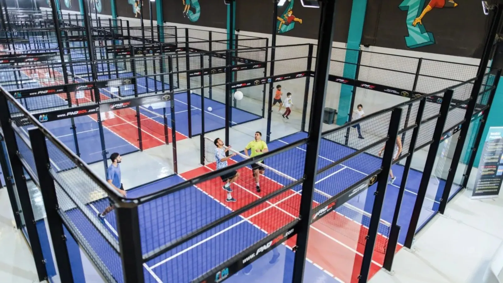 Complejo indoor de canchas Padbol en actividad