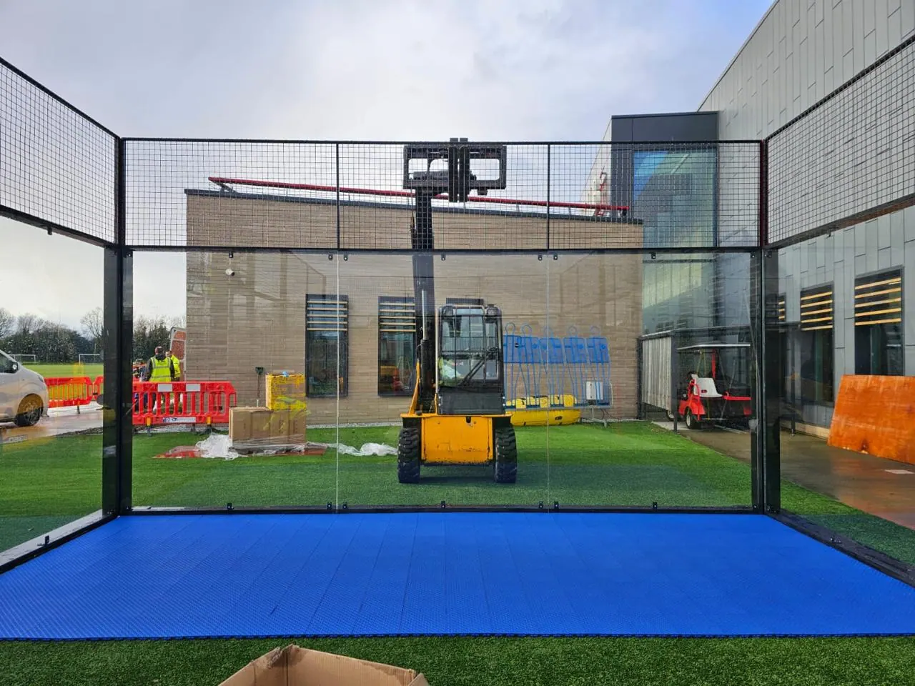 Estructura y piso de una cancha Padbol en instalación