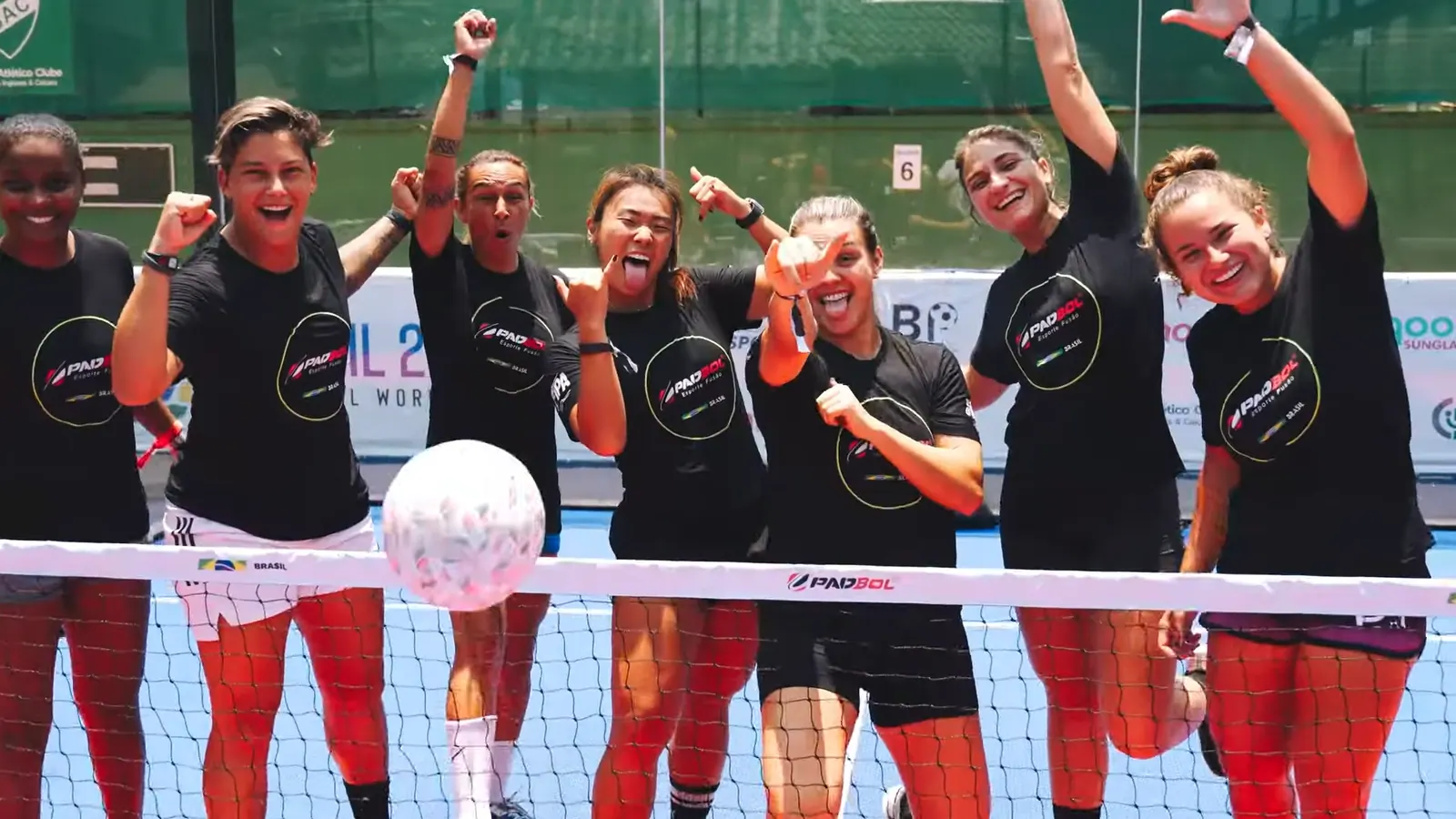 Equipo femenino de Padbol celebrando