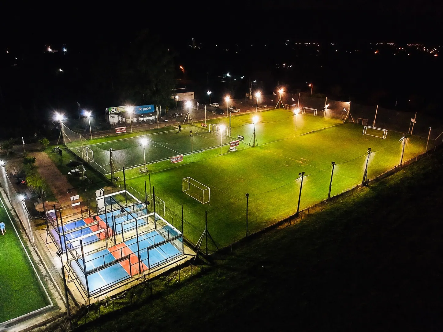 Complejo deportivo con canchas Padbol iluminadas de noche