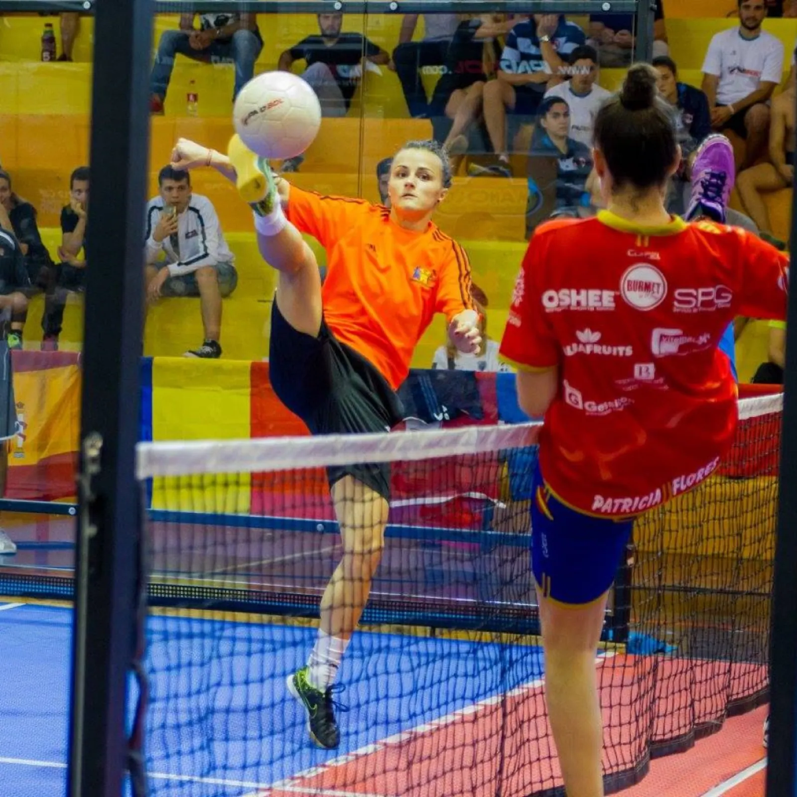 Acción femenina junto a la red