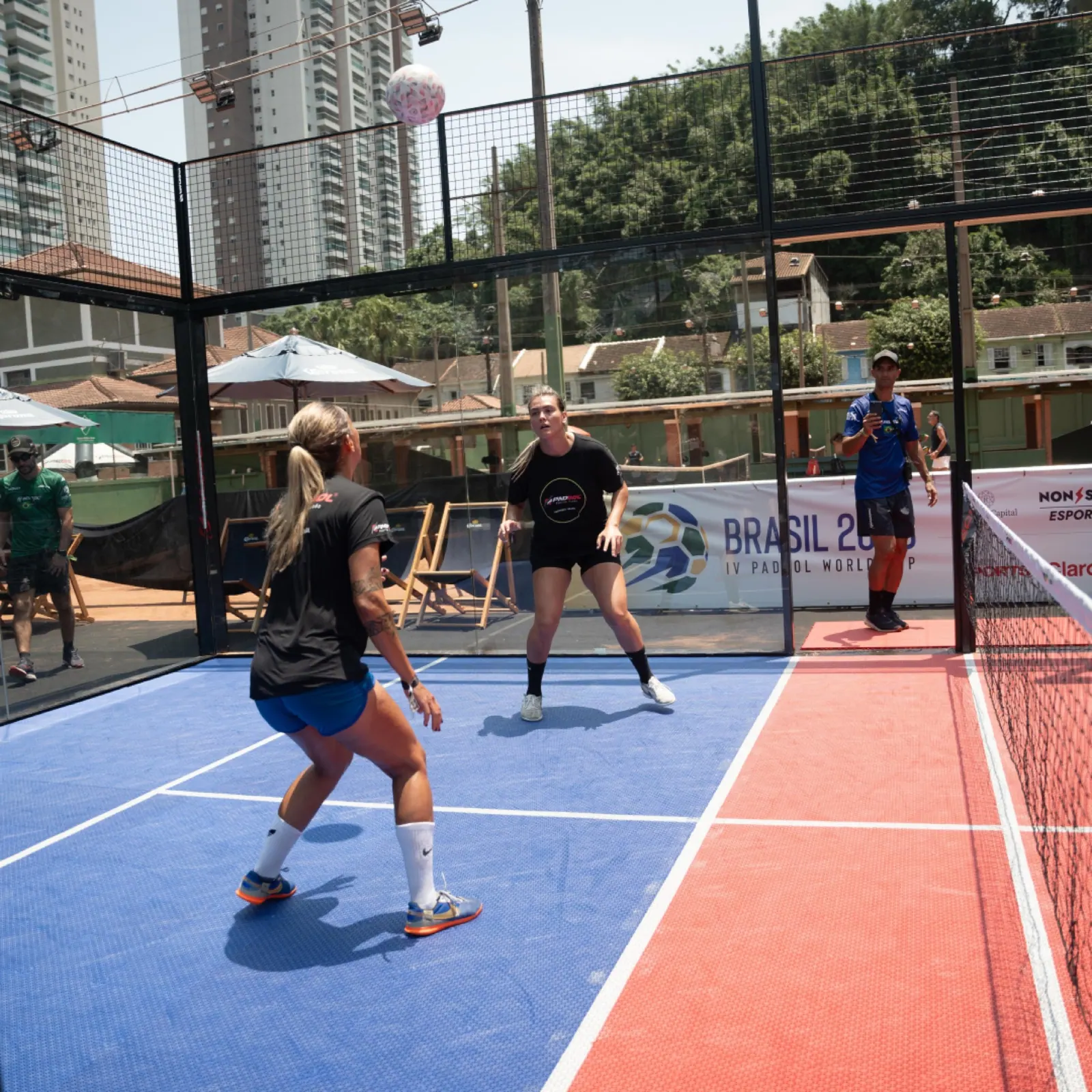 Partido femenino durante el Mundial de Padbol en Brasil